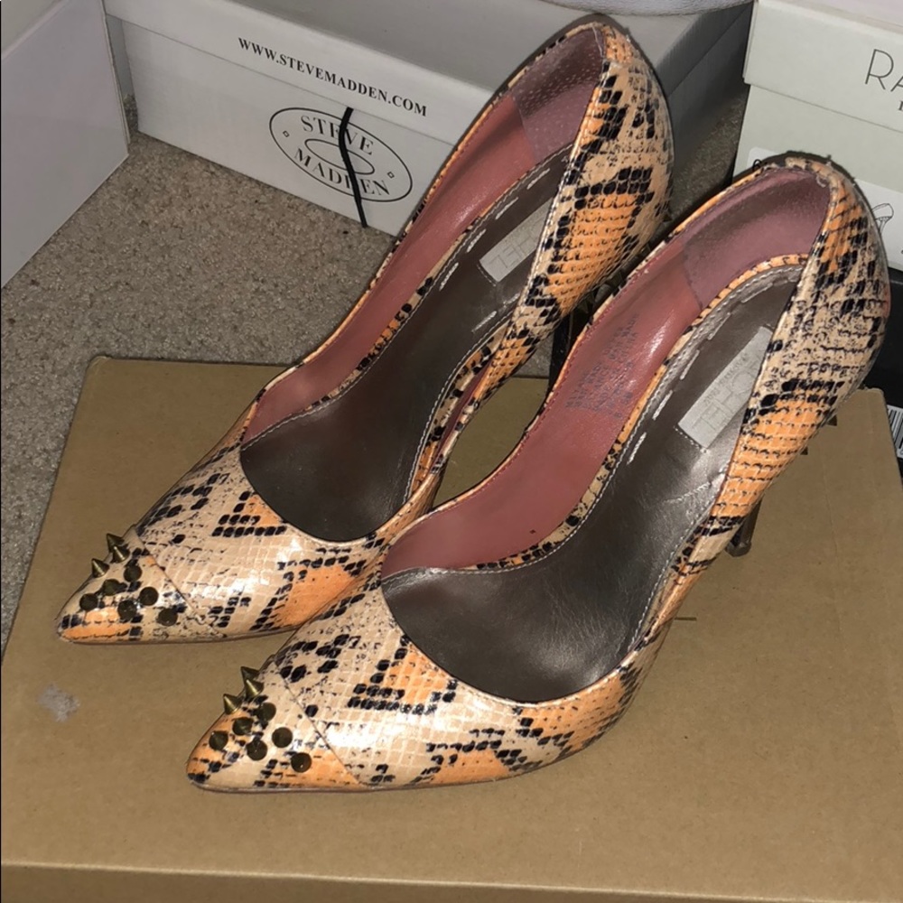 Rachel Roy- snake print heel